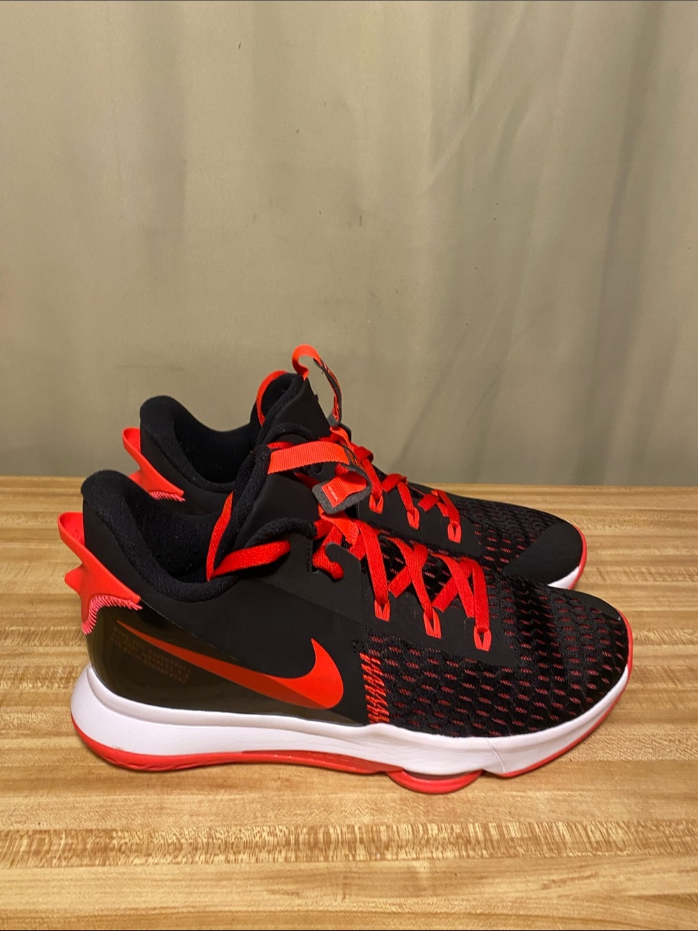Nike LeBron Witness 5 Bred Athletic Basketball Athletic Gym shoes Mens 12.5